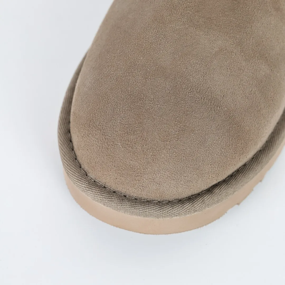 Pick up locally 💰480, core recommendation, good price UGG Classic MiNi basic low-top series, Xiaohongshu hot model, Henan Longfeng leather production, sheepskin integrated, top quality in the market, 2-3 cm cashmere insole, keeping warm in winter, suitable for home use. In the new year, uug launched a style series, which is partially biased towards the preferences of young consumers, and has also moved to the forefront of fashion trends. Shoe body material, water-repellent coated suede upper 17mm UGGPURE™ implanted wool insole Lightweight non-slip comfortable rubber outsole With brand LOGO Trademark Comes with full packaging Size: 35 36 37 38 39 40